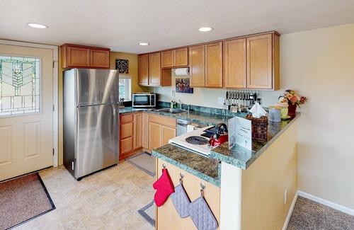 Friendly Casa | Dog-friendly lower level of duplex w/ enclosed deck, washer/dryer, mountain view