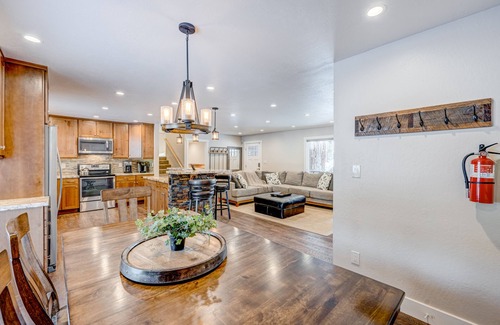 Incline Village Casa | Dog-friendly modern abode with large yard, fireplace, cable & washer/dryer