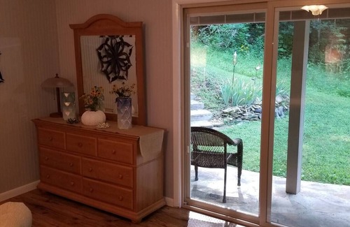 Gatlinburg - Pigeon Forge Cabaña | Pet Friendly Moonfall Cottage Gatlinburg