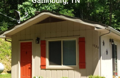 Gatlinburg - Pigeon Forge Cabaña | Pet Friendly Moonfall Cottage Gatlinburg