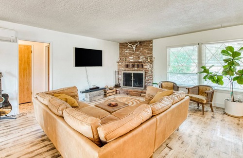 Wishon Casa | Dog-friendly mountain view retreat with W/D & wood fireplace - close to lake