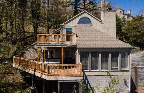Chalet Village Cabina | Dog-Friendly Mtn View Hot Tub Sauna Free Dollywood Tkt (Ober View)