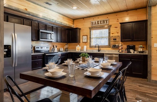 Sevierville Casa | Dog Friendly New Cabin w/ Hot Tub, Game Room & 4-miles to Dollywood
