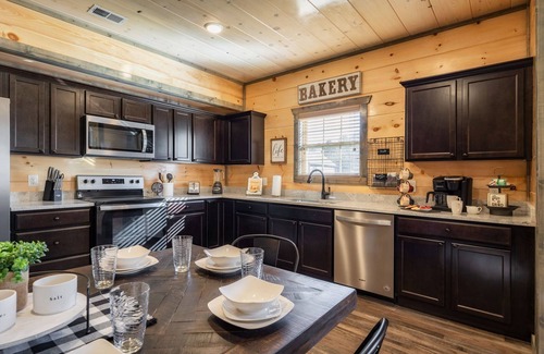 Sevierville Casa | Dog Friendly New Cabin w/ Hot Tub, Game Room & 4-miles to Dollywood
