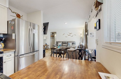 Gleneden Beach Casa | Siéntese junto al fuego con su perro en esta escapada a la costa de Oreg��n con jacuzzi privado