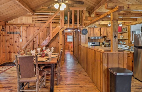 Hickory Hills Cabina | Dog-Friendly Poconos Cabin ~ 15 Mi to Skiing!
