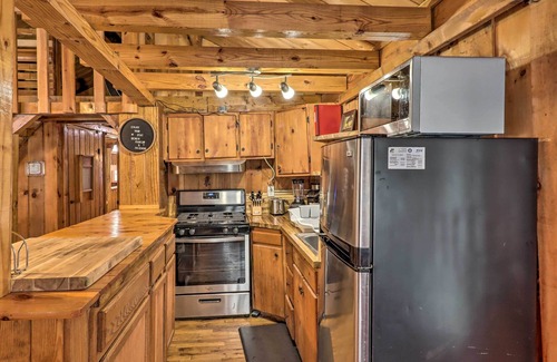 Hickory Hills Cabina | Dog-Friendly Poconos Cabin ~ 15 Mi to Skiing!