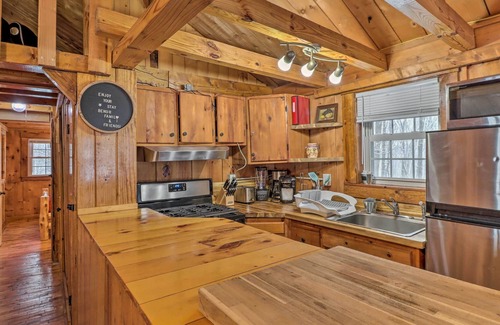 Hickory Hills Cabina | Dog-Friendly Poconos Cabin ~ 15 Mi to Skiing!