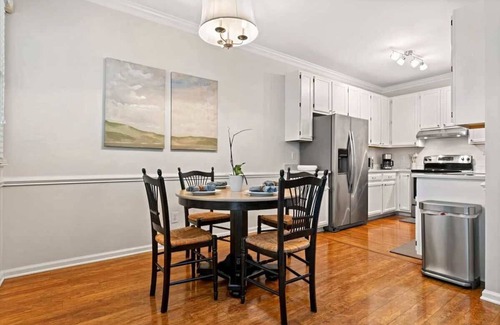 Cary Casa | Dog Friendly|Pool|King Bed|EV Charger|Townhome