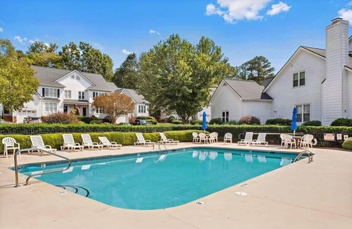 Cary Casa | Dog Friendly|Pool|King Bed|EV Charger|Townhome
