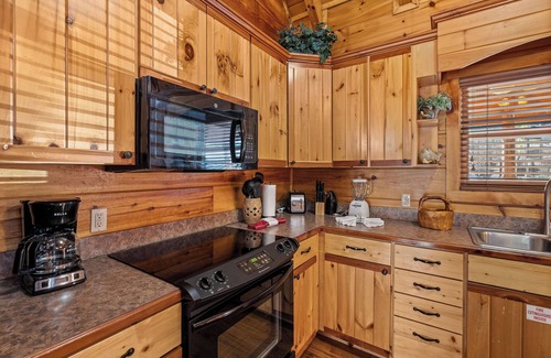 Gatlinburg - Pigeon Forge Cabina | Dog Friendly! Private Indoor Pool, Hot Tub, GameRoom, Firepit & Free Passes.