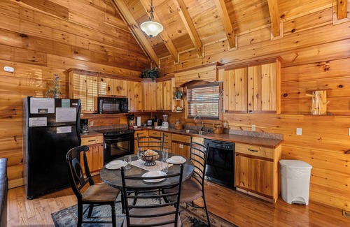 Gatlinburg - Pigeon Forge Cabina | Dog Friendly! Private Indoor Pool, Hot Tub, GameRoom, Firepit & Free Passes.