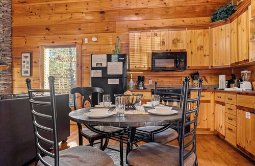 Gatlinburg - Pigeon Forge Cabina | Dog Friendly! Private Indoor Pool, Hot Tub, GameRoom, Firepit & Free Passes.