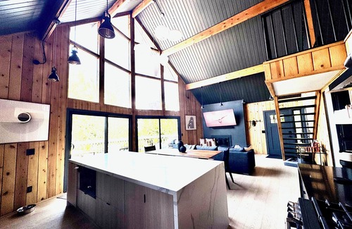 Lake Arrowhead Chalet De Esquí | Dog-Friendly Retreat w/ Pickleball,Sauna + Hot Tub
