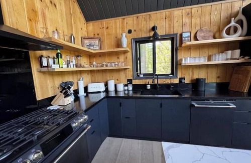 Lake Arrowhead Chalet De Esquí | Dog-Friendly Retreat w/ Pickleball,Sauna + Hot Tub