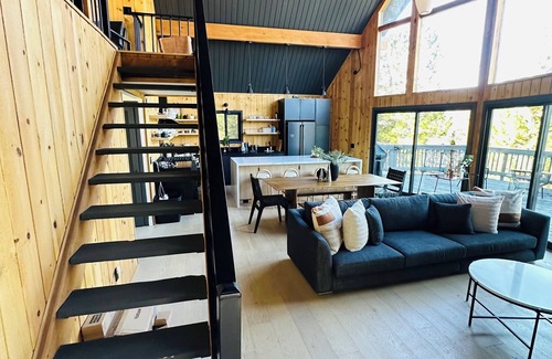 Lake Arrowhead Chalet De Esquí | Dog-Friendly Retreat w/ Pickleball,Sauna + Hot Tub