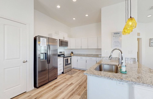 Rockport Casa | Dog-friendly retreat with games for all ages & stunning views - steps to sand