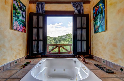 Bullet Tree Falls Casa | Se admiten perros, suites frente al río con piscina compartida, hermosas vistas y balcón