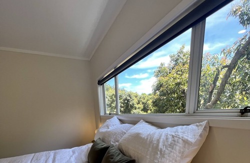 Aongatete Cabina | Dog friendly, rural, close to beaches, cafes, bush walks and golf courses