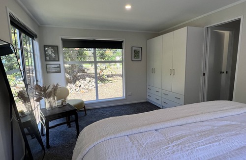 Aongatete Cabina | Dog friendly, rural, close to beaches, cafes, bush walks and golf courses