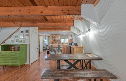 Crellin Cabina | Dog-friendly secluded cabin with hot tub, firepit, lawn games, & great deck