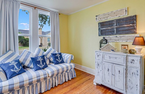Aransas Pass Cabaña | Dog-Friendly, Single Story Cottage with High-Speed WiFi and Central AC