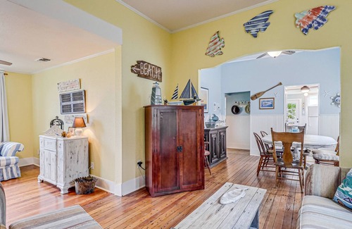 Aransas Pass Cabaña | Dog-Friendly, Single Story Cottage with High-Speed WiFi and Central AC