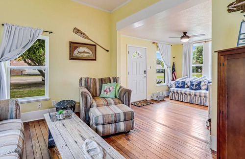 Aransas Pass Cabaña | Dog-Friendly, Single Story Cottage with High-Speed WiFi and Central AC