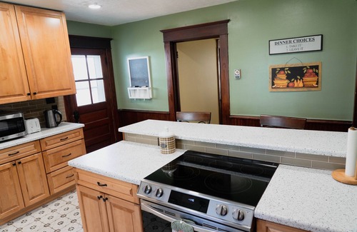 Woodstock Casa | Dog-friendly small-town charm near mountains and wineries with 4 bedrooms
