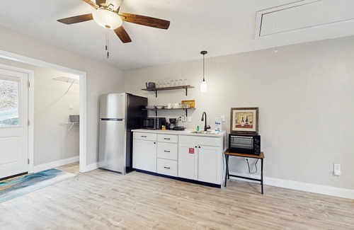 Caryville Apartamento | Dog-friendly studio on the lake with deck, gas grill, full kitchen