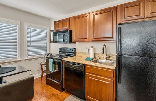 Cortez Hill Condominio | ¡NUEVO LISTADO! Acogedor estudio con cocina completa y patio amueblado, cerca del centro