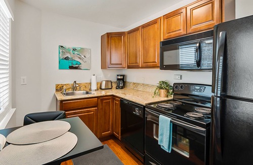 Cortez Hill Condominio | ¡NUEVO LISTADO! Acogedor estudio con cocina completa y patio amueblado, cerca del centro