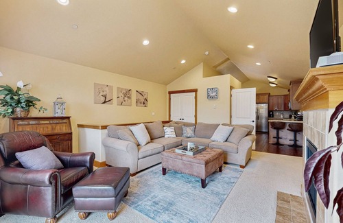 Lincoln City Casa | Dog-friendly townhouse near golf with beach access, fireplace, balcony & grill