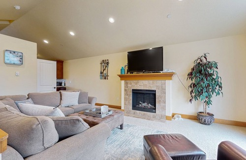 Lincoln City Casa | Dog-friendly townhouse near golf with beach access, fireplace, balcony & grill