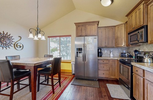 Lincoln City Casa | Dog-friendly townhouse near golf with beach access, fireplace, balcony & grill