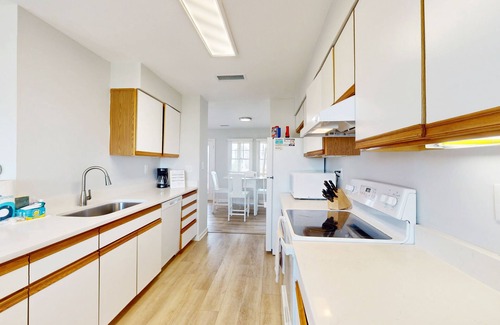 Buxton Casa | Dog-friendly townhouse with fast WiFi, shared pool, AC, W/D & ocean views