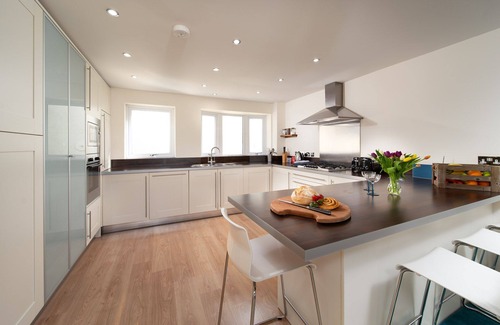 Mortehoe Apartamento | Dog friendly, two bedroom holiday apartment with balcony in Mortehoe, North Devon.