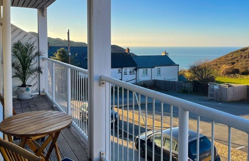 Mortehoe Apartamento | Dog friendly, two bedroom holiday apartment with balcony in Mortehoe, North Devon.