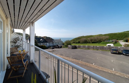 Mortehoe Apartamento | Dog friendly, two bedroom holiday apartment with balcony in Mortehoe, North Devon.