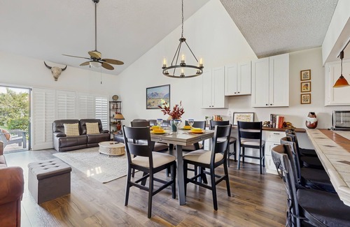 Palm Desert Condominio | Dog-Friendly Updated Condo Next to Golf Courses w/WiFi, AC, W/D, Shared Pool