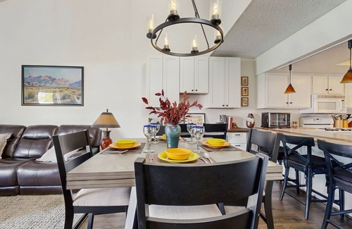 Palm Desert Condominio | Dog-Friendly Updated Condo Next to Golf Courses w/WiFi, AC, W/D, Shared Pool
