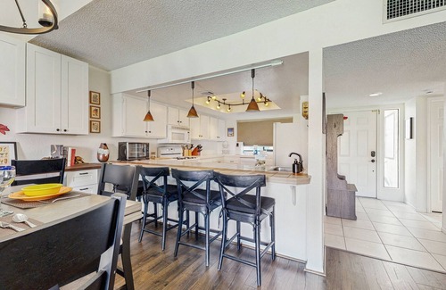 Palm Desert Condominio | Dog-Friendly Updated Condo Next to Golf Courses w/WiFi, AC, W/D, Shared Pool