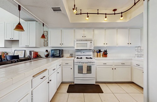 Palm Desert Condominio | Dog-Friendly Updated Condo Next to Golf Courses w/WiFi, AC, W/D, Shared Pool