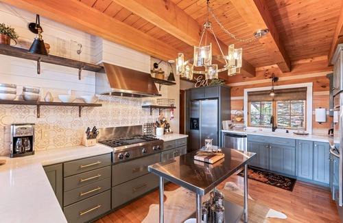 Sapphire Cabina | Dog-friendly, upscale cabin with gourmet kitchen, entertaining deck, & hot tub