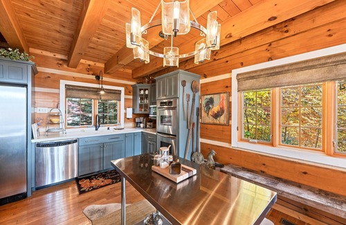 Sapphire Cabina | Dog-friendly, upscale cabin with gourmet kitchen, entertaining deck, & hot tub