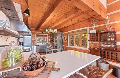 Sapphire Cabina | Dog-friendly, upscale cabin with gourmet kitchen, entertaining deck, & hot tub