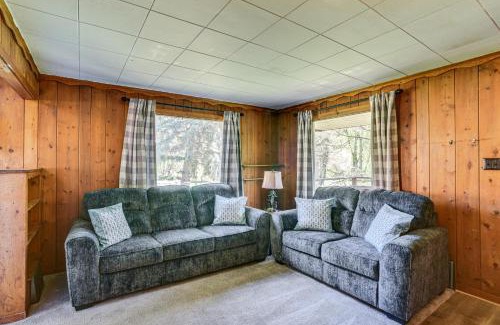 Cascade Casa | Dog Friendly Cabin with Yard and Mtn Views in Cascade