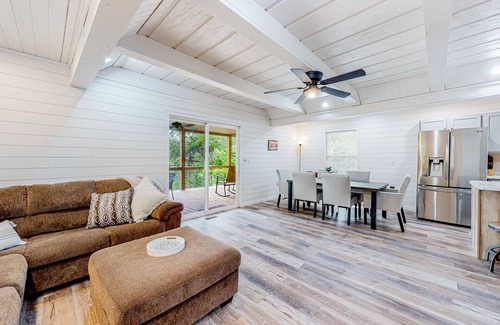Flat Hollow Marina Cabina | Dog-friendly waterfront home with a firepit, grill, deck, board games, & dock