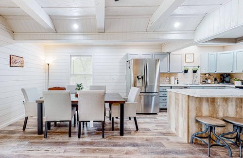 Flat Hollow Marina Cabina | Dog-friendly waterfront home with a firepit, grill, deck, board games, & dock