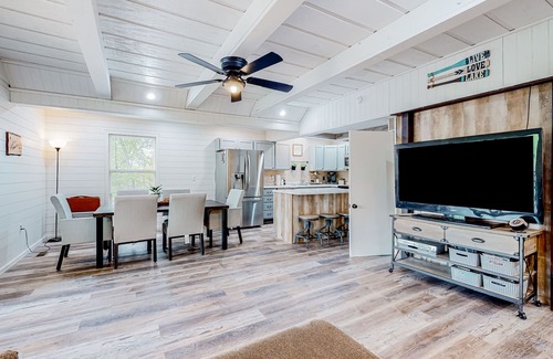 Flat Hollow Marina Cabina | Dog-friendly waterfront home with a firepit, grill, deck, board games, & dock